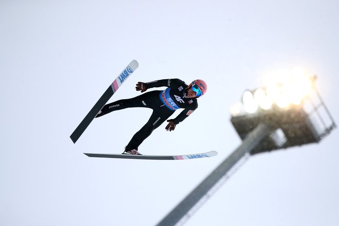 Dawid Kubacki je&nbsp;v Predazzu slavil premierno zmago, pred tem se je šestkrat uvrstil na stopničke, a nikoli na najvišjo. FOTO: Reuters