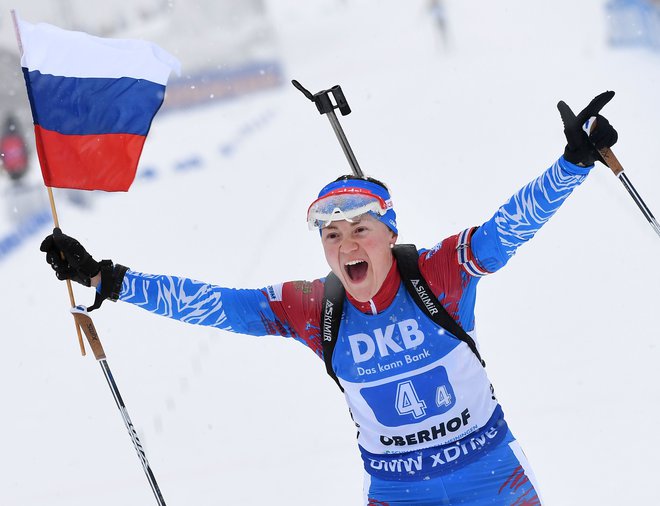 Najbolje so se v megli in vetru Oberhofa znašli pri ruski reprezentanci. Tako se je štafetne zmage veselila Jekaterina Jurlova-Percht. FOTO: AFP