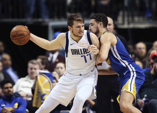 Luka Dončić se prvakov ni ustrašil. FOTO: Kevin Jairaj/Reuters