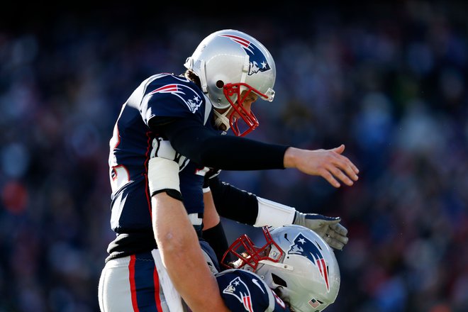 Toma Bradyja po gladki zmagi v New Englandu spet slavijo kot boga. Foto Reuters