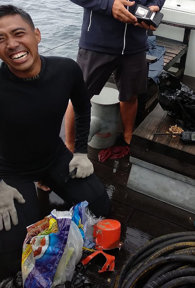 Indonezijski potapljači so našli še drugo črno skrinjico. FOTO: Indonesian Navy TNI-AL/AFP