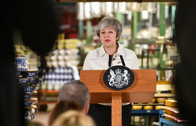 Britanska premierka Theresa May je med obiskom tovarne v kraju Stoke-on-Trent, kjer je več kot dve tretjini volivcev leta 2016 podprlo izstop države iz EU, opozorila, da bi preložitev brexita ali celo obstanek Združenega kraljestva v Uniji pomenila katastrofalne posledice za britansko demokracijo. FOTO: AFP