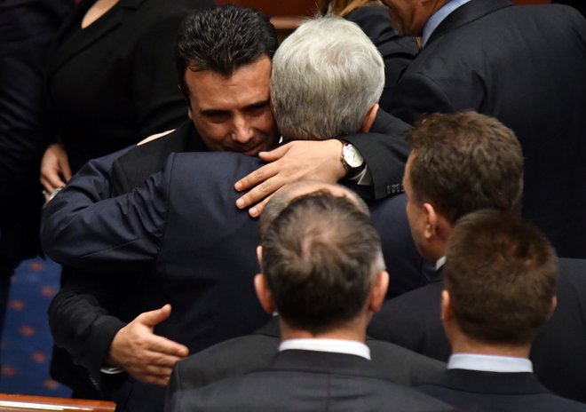 Makedonski premier Zoran Zaev je po potrditvi sporazuma z Grčijo čestital poslancem. FOTO: Tomislav Georgiev/Reuters