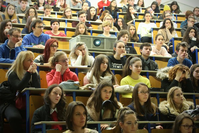 Čeprav se je letošnje študijsko leto že prevesilo v drugo polovico, se študenti ukvarjajo predvsem z eksistenčnimi vprašanji. Foto Jure Eržen