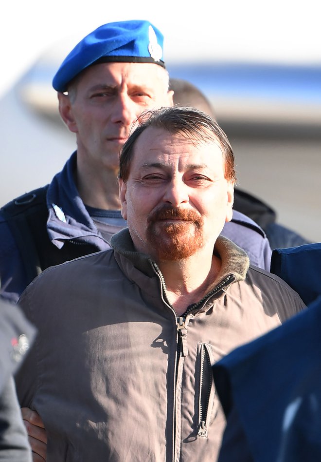 Na letališču v Rimu je nekdanjega terorista pričakal tudi presrečni italijanski notranji minister, vodja skrajno desne Lige Matteo Salvini, in se veselil, da bo Cesare Battisti od zdaj naprej &raquo;gnil v zaporu&laquo;. FOTO: AFP