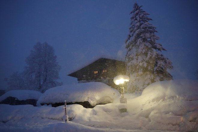 V goratih predelih še vedno velja izredno velika nevarnost plazov. FOTO: Leonhard Foeger Reuters