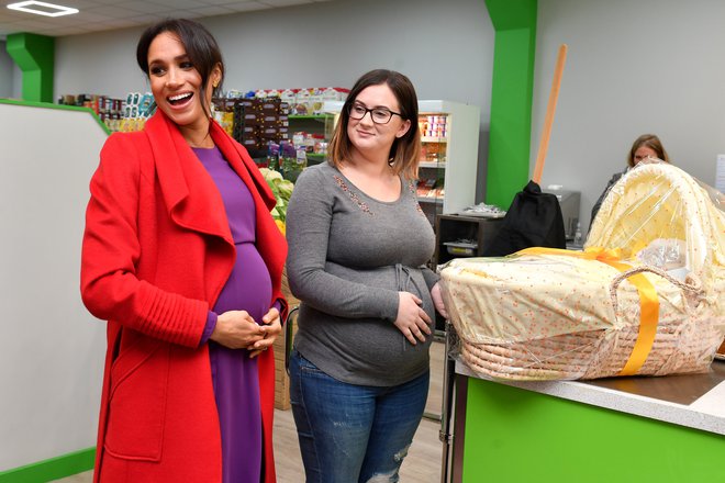 Njen nosečniški trebušček je iz dneva v dan bolj zaobljen, zato so nekateri nemigovali, da bi se britanski dvor novorojenca lahko razveselil že marca. FOTO: Reuters