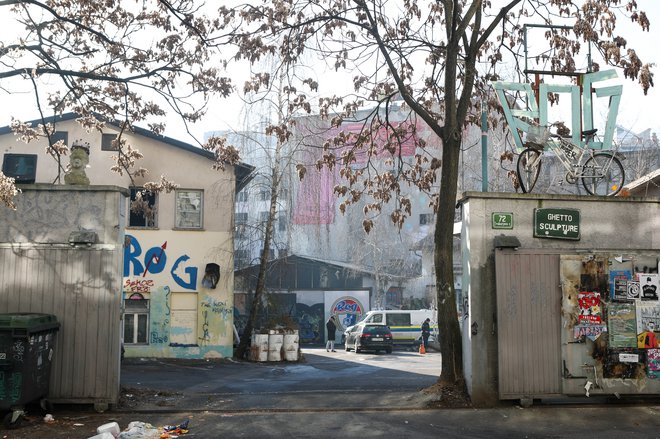 Eno osebo so zaradi vdihavanja dima odpeljali v bolnišnico. FOTO: Marko Feist&nbsp;