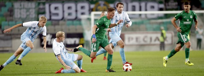 Po odlični jeseni in preporodu se Andreju Vombergarju (v sredini) na Dunaju odpirajo vrata nogometnega raja, medtem ko se Roku Kronavetru v Ljubljani zapirajo. FOTO: Roman Šipić/Delo