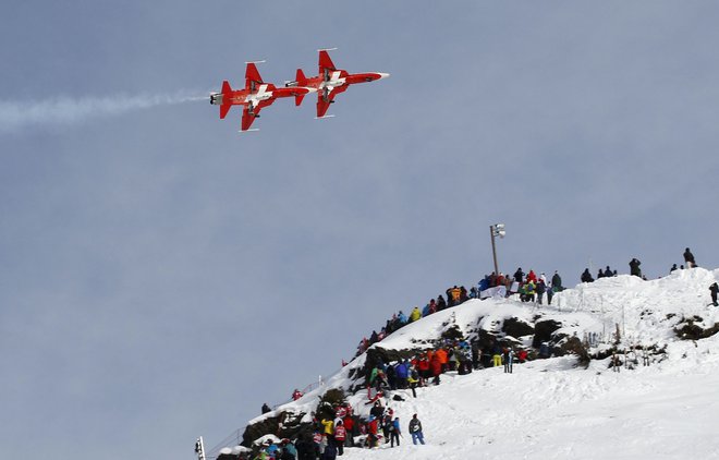 Prirediteljem v Wengnu nagaja novozapadli sneg. FOTO: Ruben Sprich/Reuters