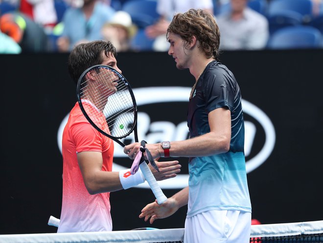 Lani je Aljaža Bedeneta v 1. kolu Melbourna izločil Roger Federer, letos četrti nosilec Saša Zverev. FOTO: Reuters