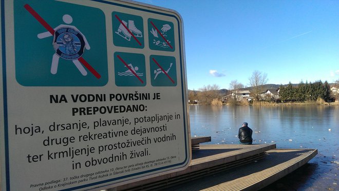 Opozorilnih tabel resda ni veliko, zdrave pameti pa nekaterim tudi manjka, FOTO: Aleš Stergar