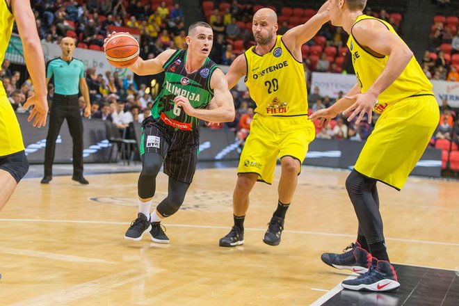 Jan Špan (z žogo) je v Belgiji prekosil Dušana Đorđevića (ob njem). FOTO: FIBA
