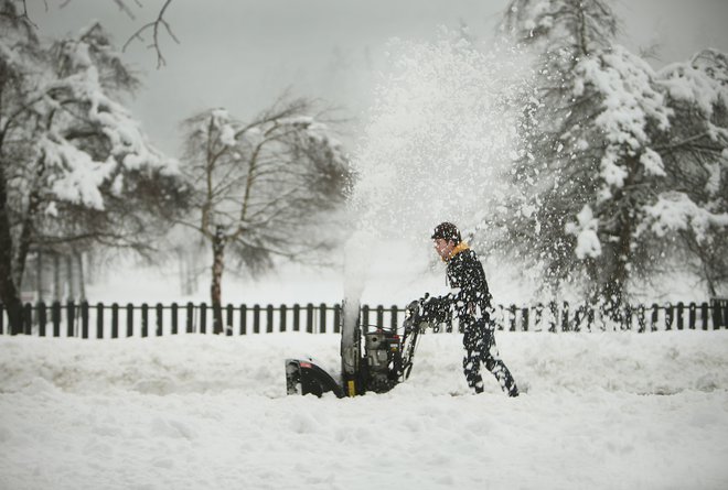 Ko pade deset centimetrov snega, je na obalnih cestah &raquo;uzbuna&laquo;. FOTO: Jure Eržen/Delo