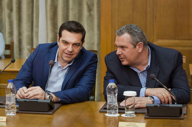 Aleksis Cipras in Panos Kammenos (desno) krepita pozicije pred skorajšnjimi izrednimi ali rednimi volitvami. FOTO: Petros Giannakouris