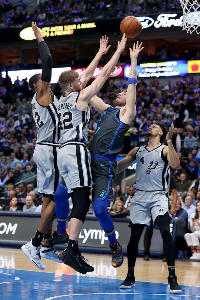 Košarkarji San Antonia LaMarcus Aldridge, David Bertans in Derrick White so družno opravili s Slovencem Lukom Dončićem. FOTO: AFP