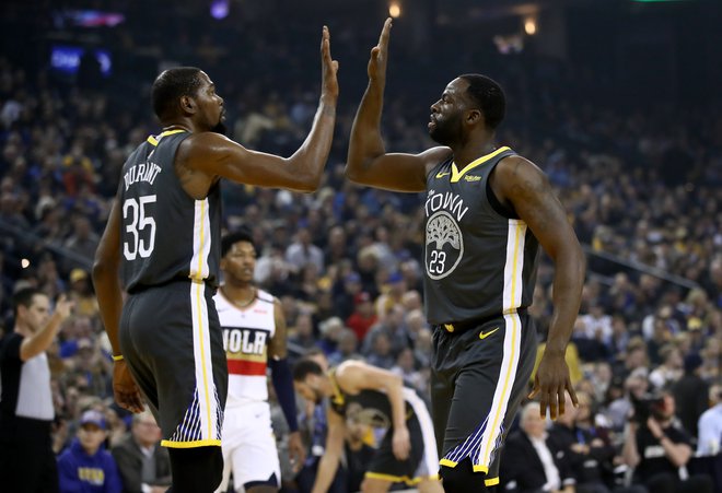 Sta sprta Kevin Durant (levo) in Draymond Green zakopala bojno sekiro? FOTO: AFP