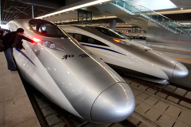 Z združitvijo Siemensa in Alstoma bi lahko bila EU, pravijo zagovorniki te poteze, konkurenčna kitajski korporaciji CRRC, ki je ena izmed najmočnejših svetovnih proizvajalk superhitrih vlakov. FOTO: Reuters