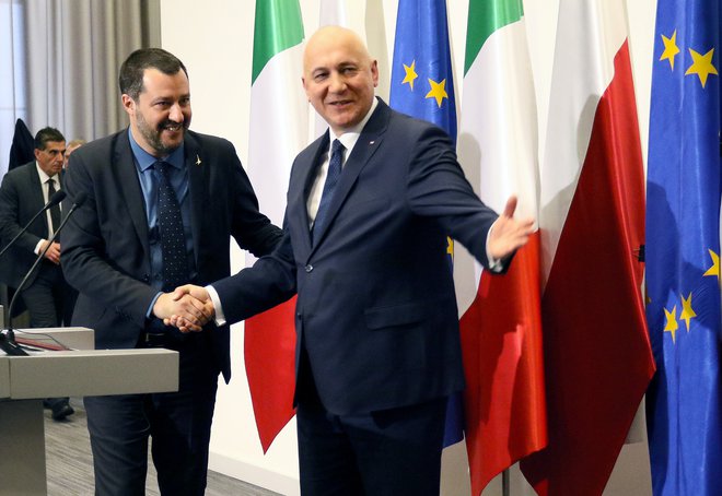 Italijanski notranji minister Matteo Salvini v Varšavi pri poljskem kolegu Joachimu Brudzińskem. FOTO: Reuters