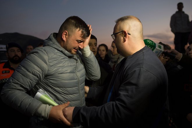 Fantkov oče Jose Rosello je povsem obupan. FOTO: AFP