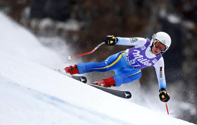 Elvedina Muzaferija, z 19 leti najmlajša ta konec tedna na tekmah za svetovni pokal v Cortini, obožuje smuk. Na smučeh se je znašla pri šestih letih. Je edina reprezentantka BiH. FOTO: Matej Družnik/Delo