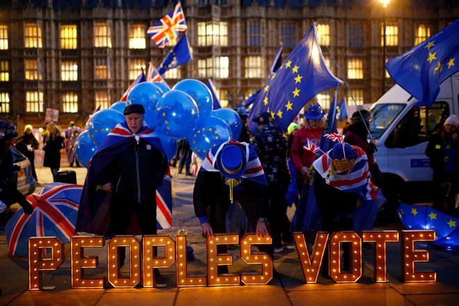 Nasprotniki brexita protestirajo pred britanskim parlamentom in zahtevajo nov referendum. FOTO: REUTERS/Henry Nicholls
