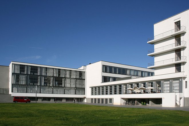 Bauhausova šola v mestu Dessau je bila ena od najmodernejših stavb v tistem času in izjemna je videti še danes. Zgrajena je bila med letoma 1925 in 1926. V njej so bile učilnice, delavnice, jedilnica in sobe za študente. FOTO: Fundacija Bauhaus Dessau
