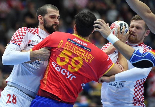 Bivši celjski igralec Daniel Dušebajev je bil nemočen proti hrvaški obrambi, v kateri je blestel nekdanji član Trima in Gorenja Željko Musa (levo). Foto AFP