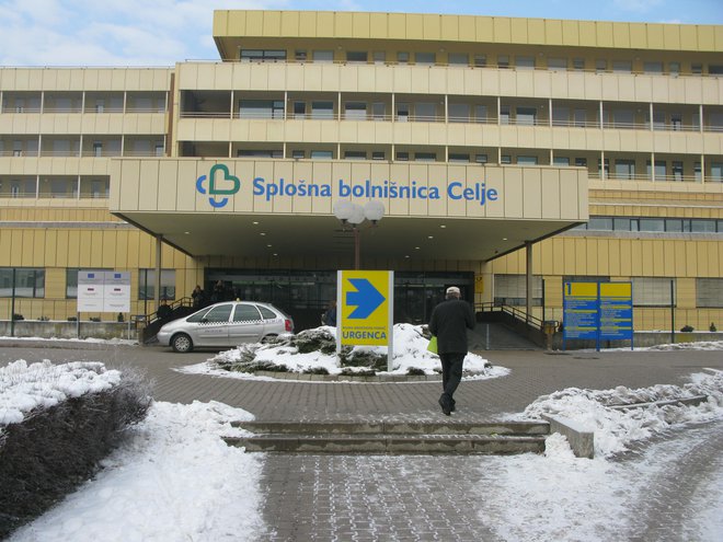 Zaradi dogajanja v Splošni bolnišnici Celje, kjer so pripravili pogodbo za sodelovanje z zasebniki, Levica predlaga spremembo zakona, ki bi tako sodelovanje onemogočila v celoti. FOTO: Špela Kuralt/Delo