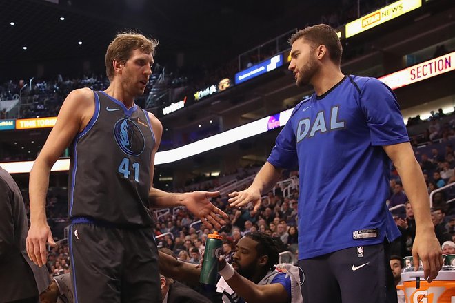 Dirk Nowitzki (na sliki levo) je z Dallasom zmagal v ligi NBA leta 2011. FOTO: Christian Petersen/AFP