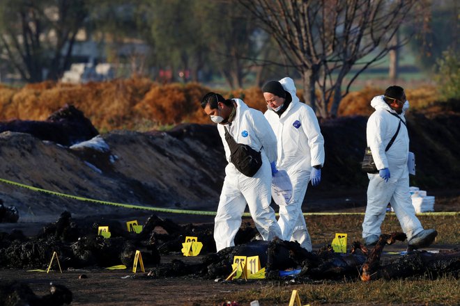 Vojaki so kraj nesreče zavarovali, forenziki pa si ga še ogledujejo. FOTO: Henry Romero/Reuters