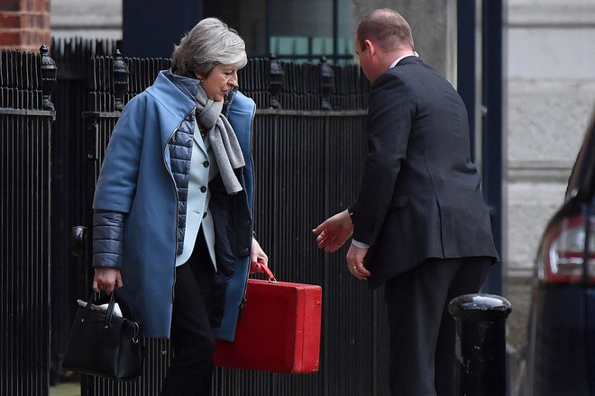 Je v premierkinem kovčku nova strategija za brexit? FOTO: AFP