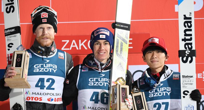 Na zmagovalnem odru so se z namsehom nastavljali Norvežan Robert Johansson (levo), Stefan Kraft in Jukija Sato. FOTO: AFP