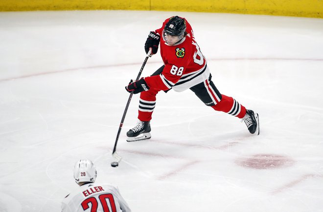 Patrick Kane je v enem dvoboju dosegel kar pet točk. FOTO: Kamil Krzaczynski/Reuters