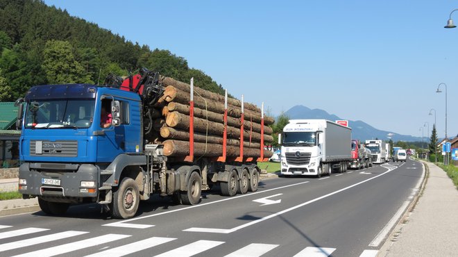 Korošci imajo zaradi neurejenih prometnih poti že dolgo velike probleme. FOTO: dokumentacija Dela