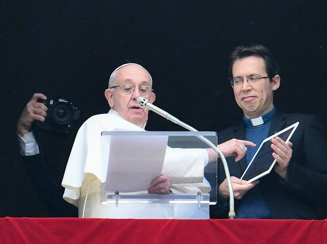 Papež Frančišek in pater Fornos, mednarodni direktor Apostolata molitve, vernikom na Trgu sv. Petra v Rimu na ipadu predstavljata aplikacijo za molitev <em>click to pray</em>. FOTO: AFP