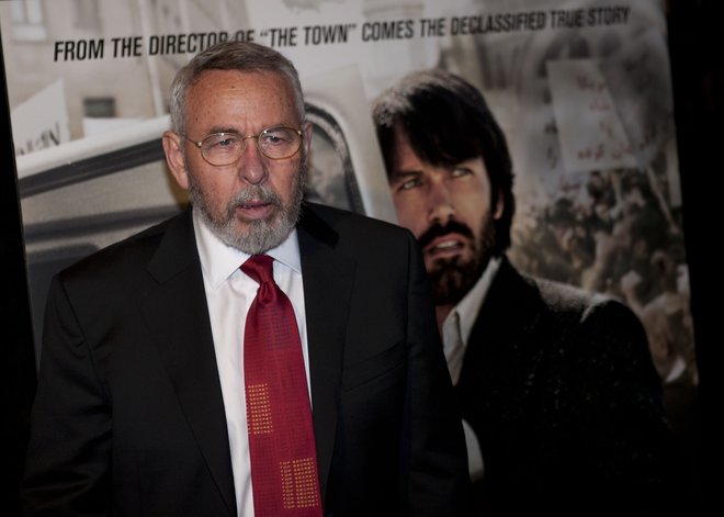 Tony Mendez na premieri filma Misija Argo leta 2012 Washingtonu. V filmu ga je odigral Ben Affleck (desno na plakatu). FOTO: AFP