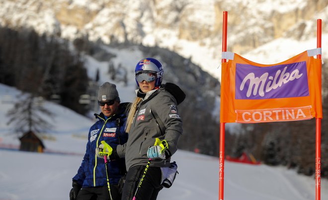 Linsdey Vonn si je natančno ogledovala progo v Dolomitih. Njeno smučarsko znanje je izjemno, a telo je tisto, ki ji več ne dopušča, da bi iz sebe iztisnila toliko, kot si je začrtala. FOTO: Matej Družnik/Delo