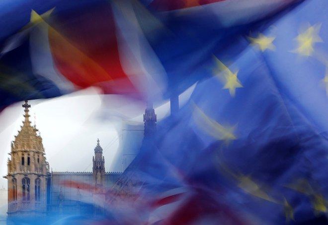 Združeno kraljestvo bo po veljavni zakonodaji iz EU izstopilo 29. marca, z dogovorom ali brez. FOTO: REUTERS/Eddie Keogh
