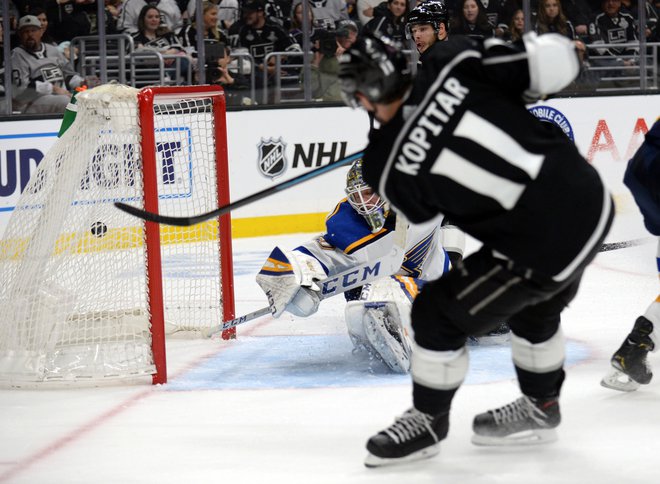 Takole je Anže Kopitar prišel do svojega 12. zadetka v sezoni. FOTO: Reuters