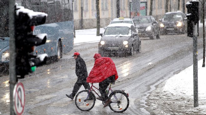 Snežne padavine bodo ovirale promet v jutranji konici. FOTO: Roman Šipić/Delo