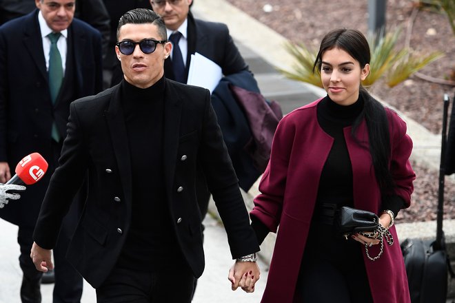 Cristiano Ronaldo je na sodišče prišel z zaročenko. FOTO: AFP