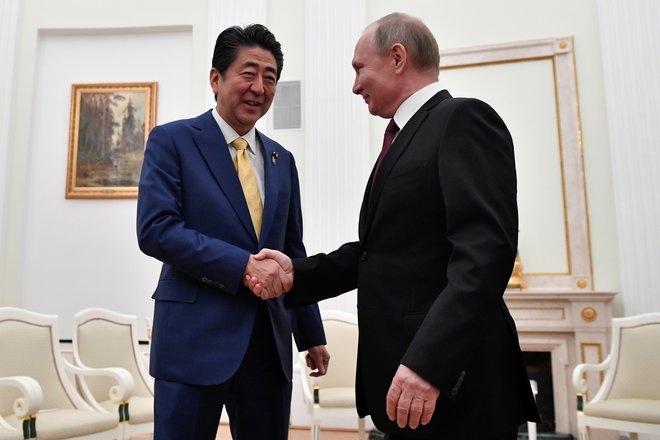 Včerajšnje srečanje ruskega predsednika Vladimirja Putina z japonskim premierom Šinzom Abejem je bilo že 25. po vrsti. Foto: Reuters