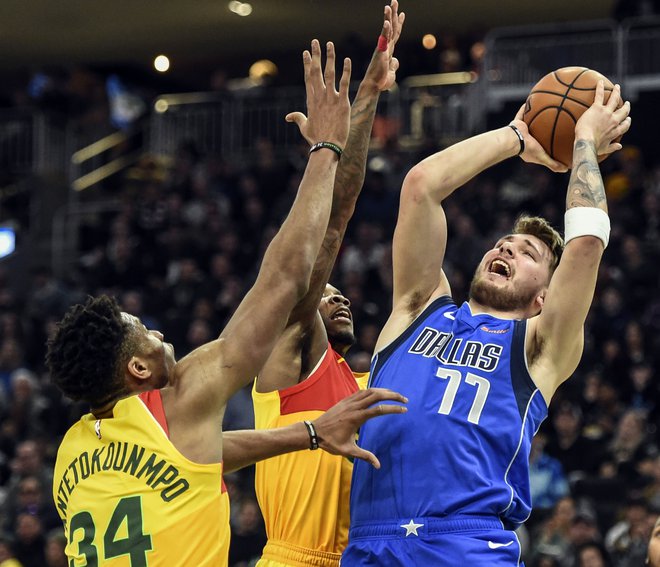 Luka Dončić je kljub trudu izgubil dvoboj z Giannisom Antetokounmpom (levo). FOTO: Reuters