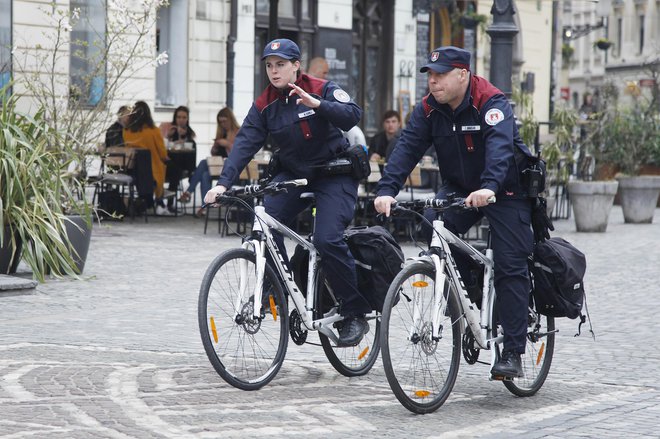 Mestno redarstvo je kadrovsko podhranjeno, zato z razpisom iščejo tudi šest novih redarjev. Rok za prijavo poteče danes. FOTO: Leon Vidic/Delo