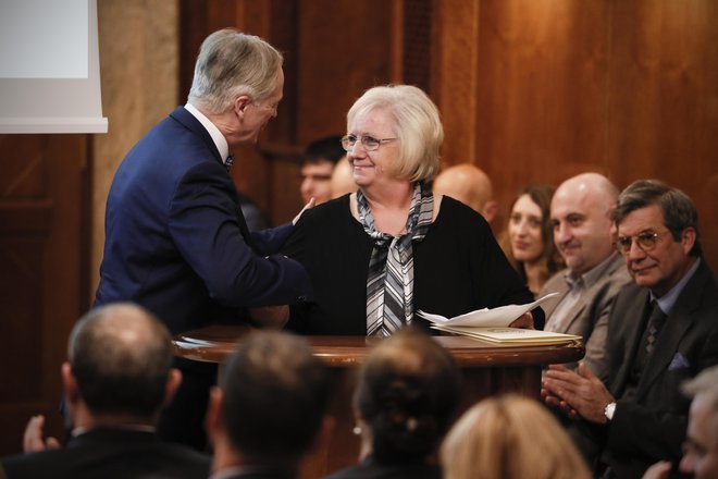 Dolgoletna novinarka <em>Dela </em>Dragica Bošnjak med prejemom nagrade za življenjsko delo. FOTO: Uroš Hočevar