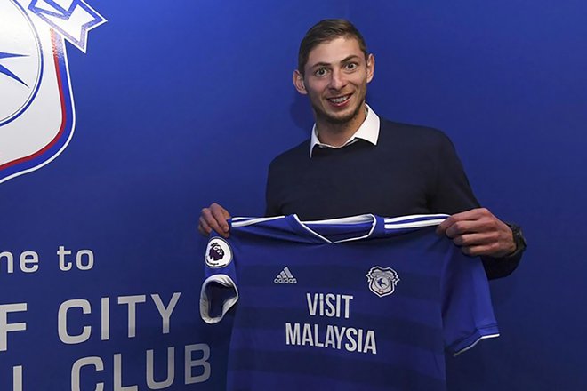 Še v ponedeljek se je Emiliano Sala z dresom Cardiffa postavljal pred fotografe. FOTO: AFP