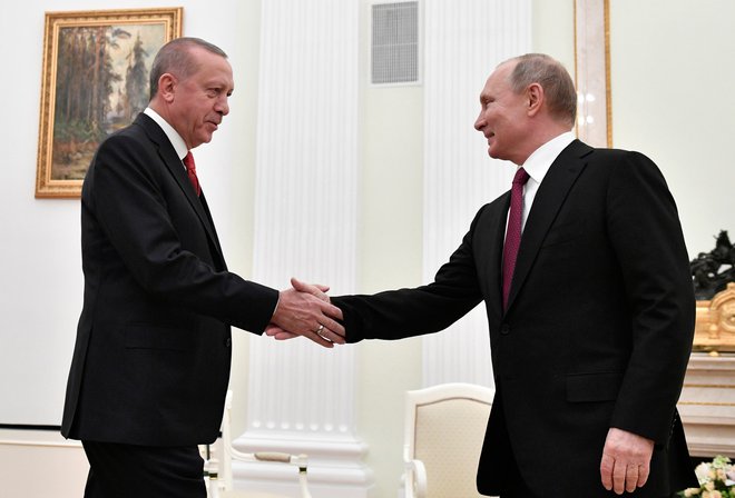Srečanje ruskega predsednika Vladimirja Putina (desno) s turškim predsednikom Recepom Tayyipom Erdoğanom v Kremlju so nekateri komentatorji vnaprej označili za dogovor o delitvi ameriškega plena. Foto: Reuters