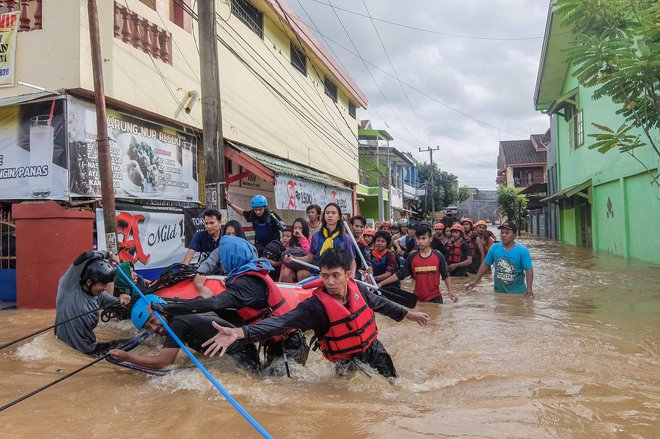 Indonezijsko provinco Sulavezi je zajelo močno deževje, ki je povzročilo poplave. FOTO: Str AFP