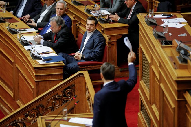 Zakon o ratifikaciji prespanskega sporazuma je sprožil žgočo razpravo med vlado in opozicijo. Na fotografiji sta premier Cipras in vodja Nove Demokracije Kiriakos Micotakis. FOTO: REUTERS/Alkis Konstantinidis